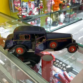 TIN WIND- UP CAR